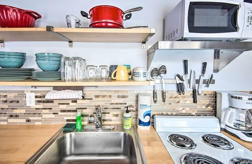 Kennebunk Cottage | Charming Jacuzzi-Suite - Walk to Parson's Beach!