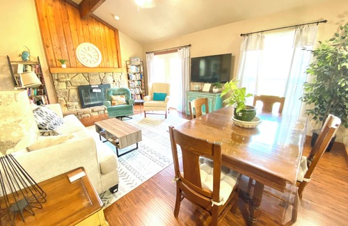 Jenks House | Charming Jenks Getaway Safe -Easy Hwy Access-Tulsa-Aquarium-Gathering Place