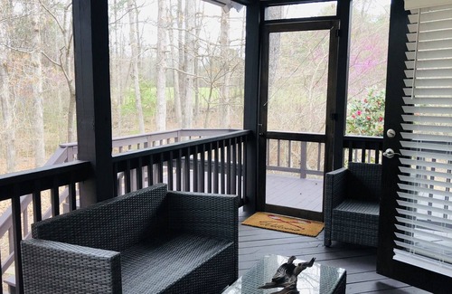 Henderson House | Charming Kerr Lake Cabin