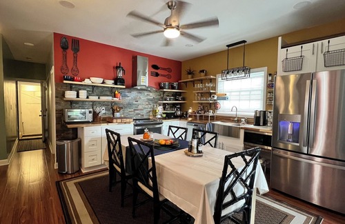 East Providence Apartment | Charming Kitchen w/2-bedroom apartment with WIFI, AC in lovely East Providence
