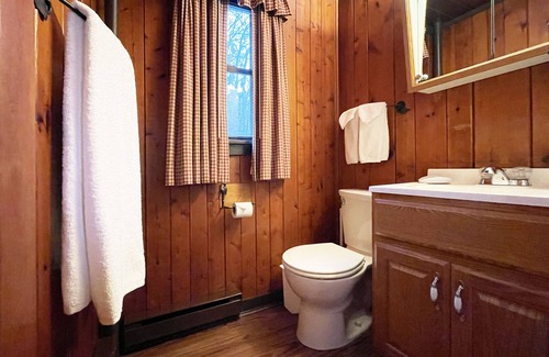 Reeders Cabin | Charming Lake Front Log Cabin with Fire Pit in the Poconos