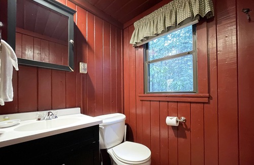 Reeders Cabin | Charming Lake Front Log Cabin with Fire Pit in the Poconos
