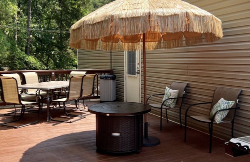 Henderson House | Charming Lake Getaway