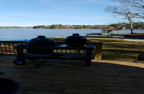 Covington House | Charming Lake Home Open Water View Jackson Lk Private Boat Ramp Dock 2025 remod
