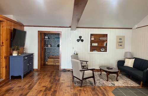 Franklin Cottage | Charming Lakehouse private yard, boat dock/wifi.