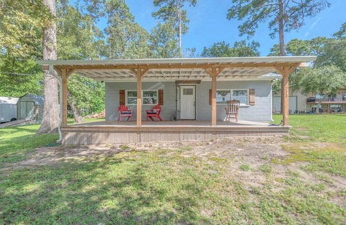 Trinity House | Charming Lake view 3-bedroom house with WiFi and AC in Trinity