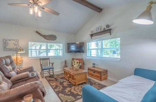 Trinity House | Charming Lake view 3-bedroom house with WiFi and AC in Trinity
