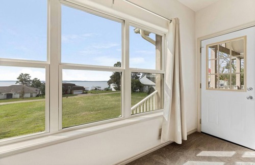 West Livingston House | Charming lake-view 3 bedroom home on Livingston - gated community. Pet friendly!