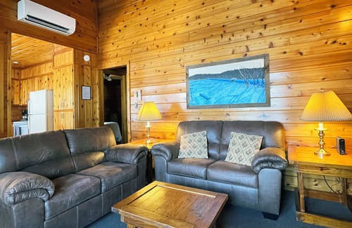 Reeders Cabin | Charming Lake View Cabin in the Poconos on Private Resort
