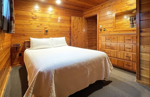 Reeders Cabin | Charming Lake View Cabin in the Poconos on Private Resort