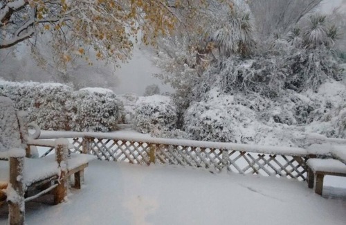 Kingston Cottage | Charming Lakefront Cottage Retreat with large sheltered garden and stunning view