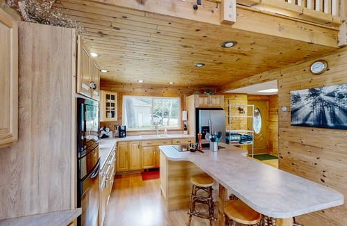 Atlanta House | Charming Lakefront home with dock, kayaks, fireplace and patio