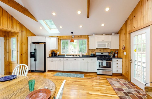 Warren House | Charming lakefront home with dock, fast WiFi, & washer/dryer