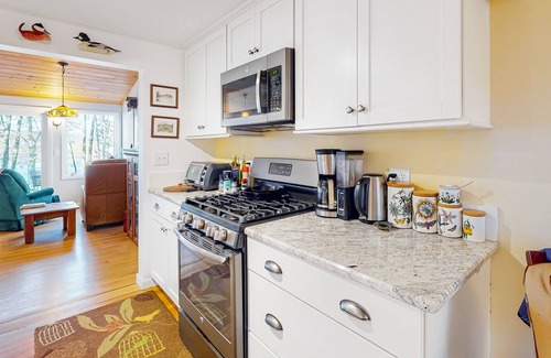 Union House | Charming lakefront home with kayaks, full kitchen, fast WiFi & washer/dryer