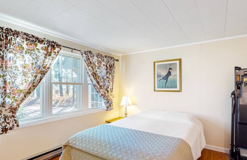 Union House | Charming lakefront home with kayaks, full kitchen, fast WiFi & washer/dryer