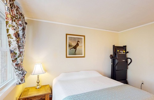 Union House | Charming lakefront home with kayaks, full kitchen, fast WiFi & washer/dryer