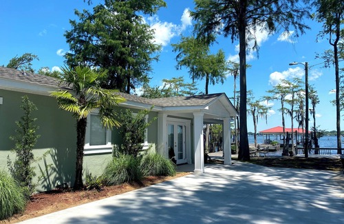 White Lake Cottage | Charming Lakeside 3-bedroom cottage in awesome White Lake with AC, WiFi