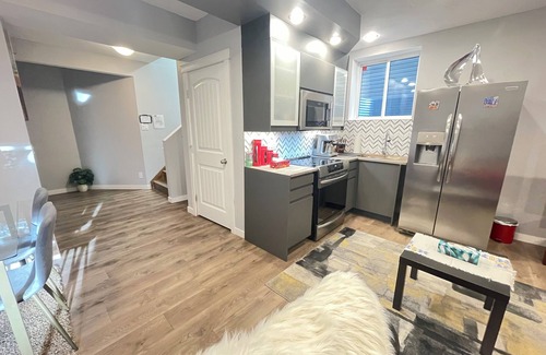 Evanston House | Charming Legal Suite Ensuite BSMT, Two Beds, Two Baths