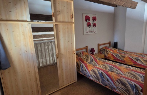 Fleury Cabin | Charming little house in residence with swimming pool.