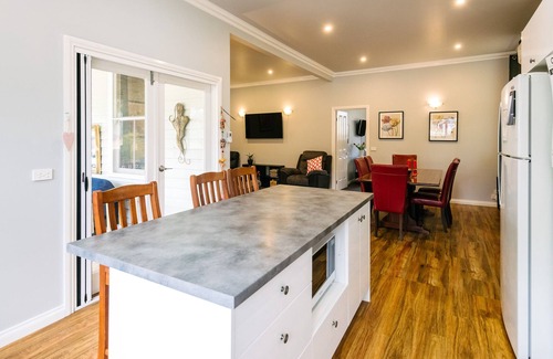 Longlea Cottage | Charming light filled cottage 15mins out of Bendigo on large block.
