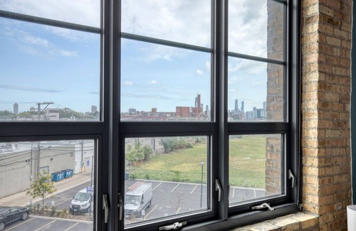 Sheffield Neighbors Apartment | Charming Lincoln Park 2BR w/W/D, Gym & Roof, nr I-90, by Blueground