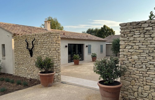 Puyvert House | Charming lodge near Lourmarin, olive grove pool and 11kW recharging point