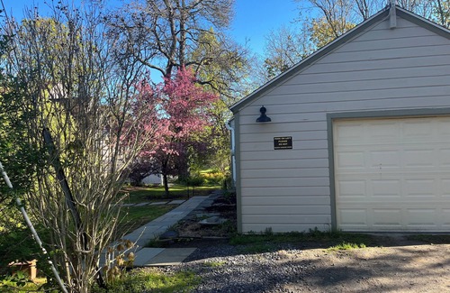Germantown Cottage | Charming loft cottage in tranquil Germantown with WiFi, AC