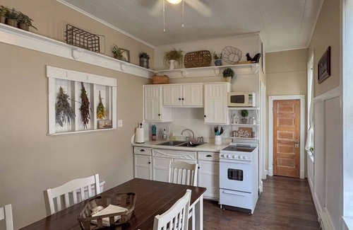Nauvoo Apartment | Charming Loft with Art Gallery, Steps from Temple