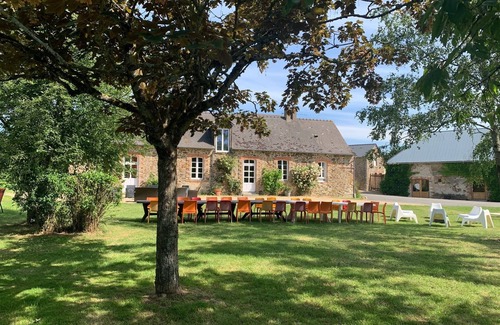 Saint-Fort Cottage | Charming longère, vast green spaces, private covered swimming pool