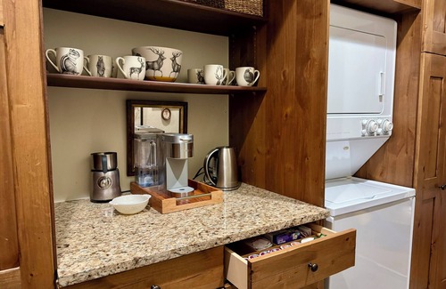 Edwards House | Charming Luxe 5BR—Ski Shuttle & walk to lift, 2 living room, game & movie room