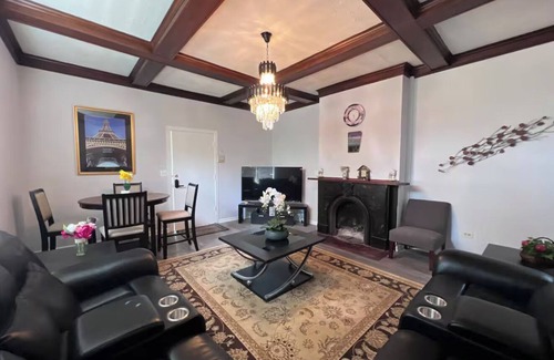 Waukegan House | Charming Main-Level Getaway