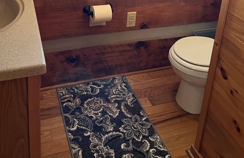 White Plains Cabin | Charming Mayberry Log Cabin minutes from Mount Airy