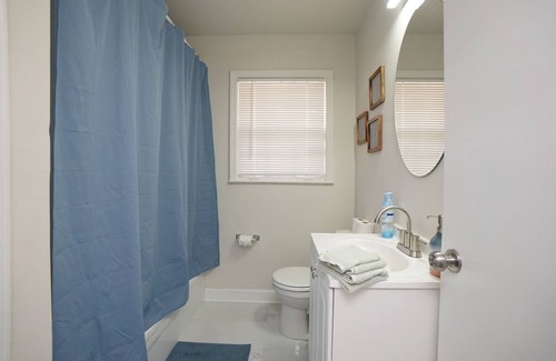 Whitehaven House | Charming Mid Century 3BR 2BA Home Near Graceland
