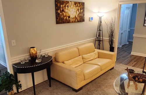 Greenville House | Charming Mid-century modern home, 5-bedrooms, 5 minutes from ECU, Greenville