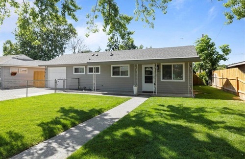 South Richland House | Charming, Modern 3-bedroom house with AC and WiFi in Richland.