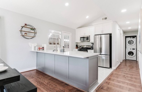 Old East Dallas House | Charming Modern 4BR Home - Lux - Backyard.