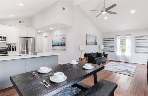 Old East Dallas House | Charming Modern 4BR Home - Lux - Backyard.