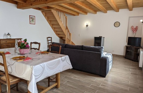 Puyreaux Cottage | *Charming Modern Cottage in Peaceful Village, Baby-Friendly, Wi-Fi, BBQ, Close to Cultural Sites*