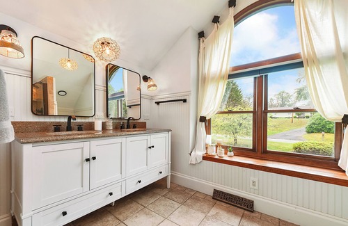 Racine House | Charming, Modern & Cozy Home