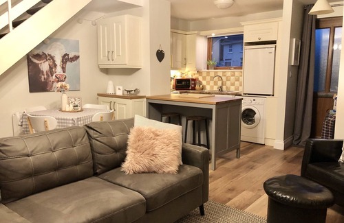 Fermoy House | Charming, Modern Masonette in Fermoy River Town. Pet Friendly.