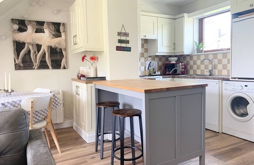 Fermoy House | Charming, Modern Masonette in Fermoy River Town. Pet Friendly.