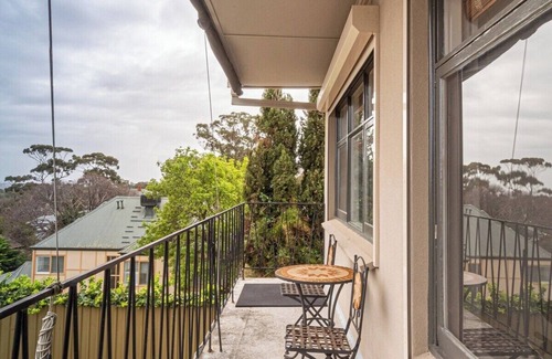 Burnside Apartment | Charming Modern Retreat with Scenic View, Burnside