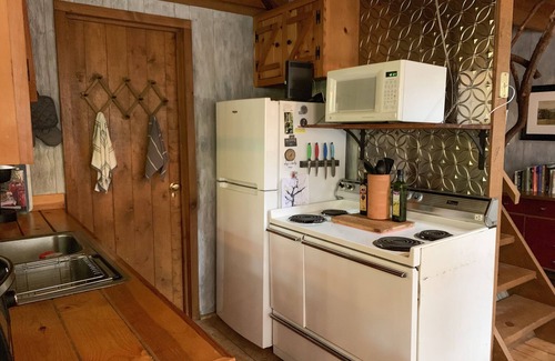 Wiley Cabin | Charming Mountain Cabin close to Lake Burton!