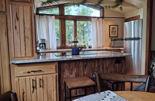 Coal Creek Canyon Cottage | Charming Mountain Cabin- Modern and Private Fully remodeled, high-speed internet