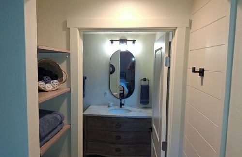 Coal Creek Canyon Cottage | Charming Mountain Cabin- Modern and Private Fully remodeled, high-speed internet