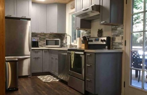 Arnold Cabin | Charming Mountain Cottage in Blue Lake Springs