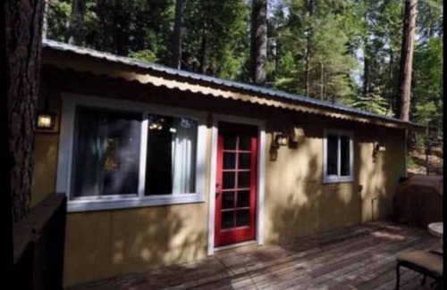 Arnold Cabin | Charming Mountain Cottage in Blue Lake Springs