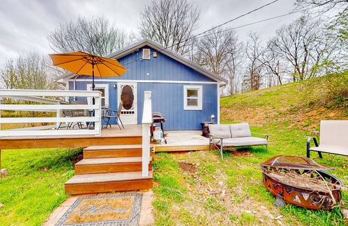 Andersonville Cottage | Charming mountain-view cottage with golf nearby, firepit & W/D - dog-friendly