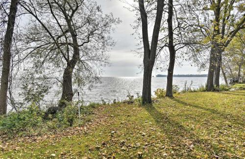 Neenah House | Charming Neenah House with Porch on Lake Winnebago!