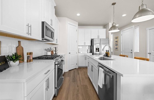 Star House | Charming NEW 3-bedroom house with Pool/Playground Near Grocery and Restaurants
